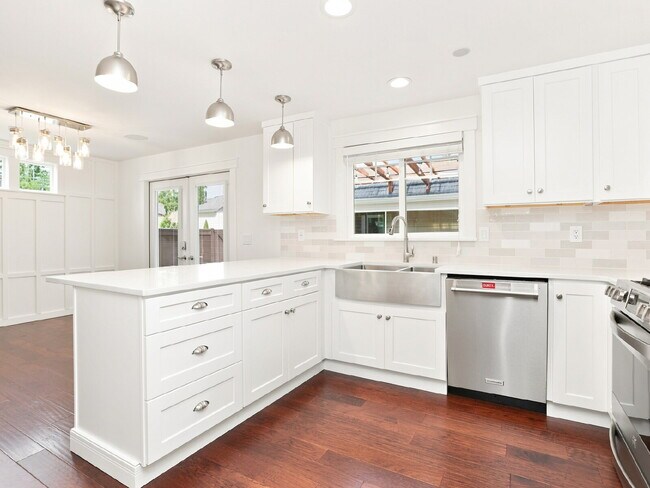 Building Photo - 4 Bedroom PLUS Above Garage Bonus Room in Bothell! Air Conditioned!