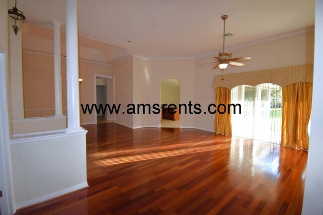 Building Photo - Spacious 5 bedroom home in Hunter Creek