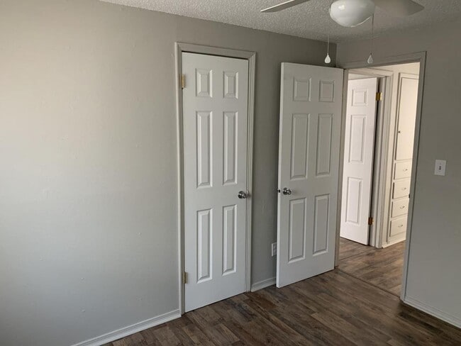 Building Photo - 3633 Mistletoe Ave