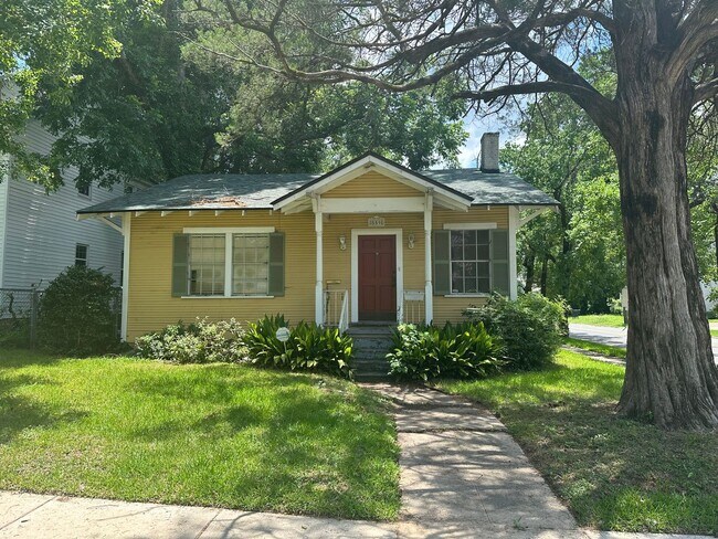 Primary Photo - Gorgeous 4 Bedroom Home in South Highland