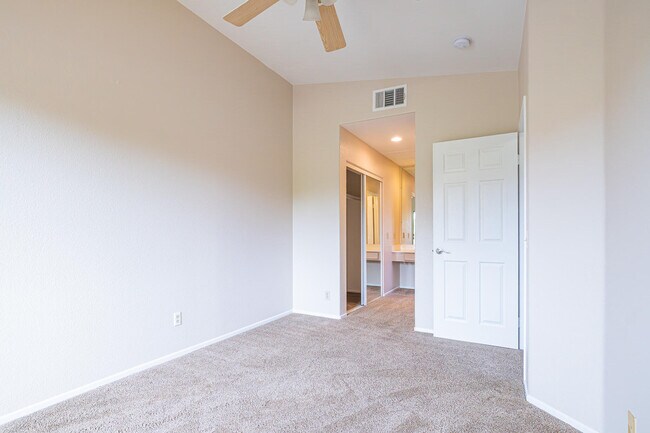 Building Photo - 450 Tava Ln