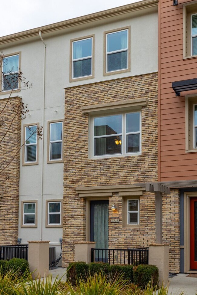 Building Photo - Modern 3-Story Townhome with 3 Bedrooms & 3 Baths – Prime North San Jose Location