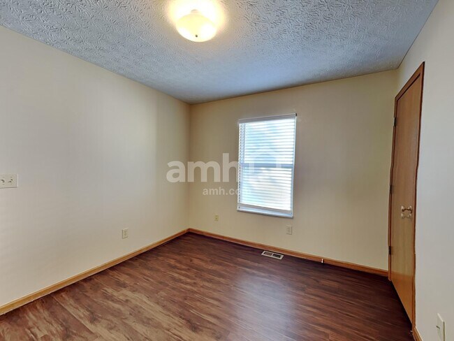 Building Photo - 1960 Queens Meadow Ln