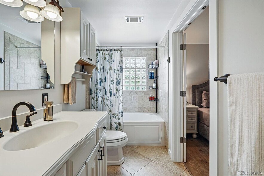 Main Bathroom - 796 Ivanhoe St