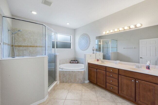 Building Photo - "Spacious 3-Bedroom Condo Retreat in Ester...