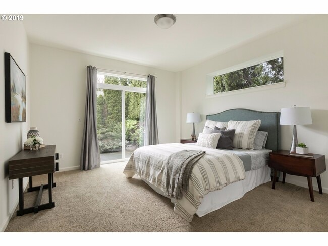 Building Photo - Amazing 3 bed / 2.5 bath Duplex with Bonus Room!