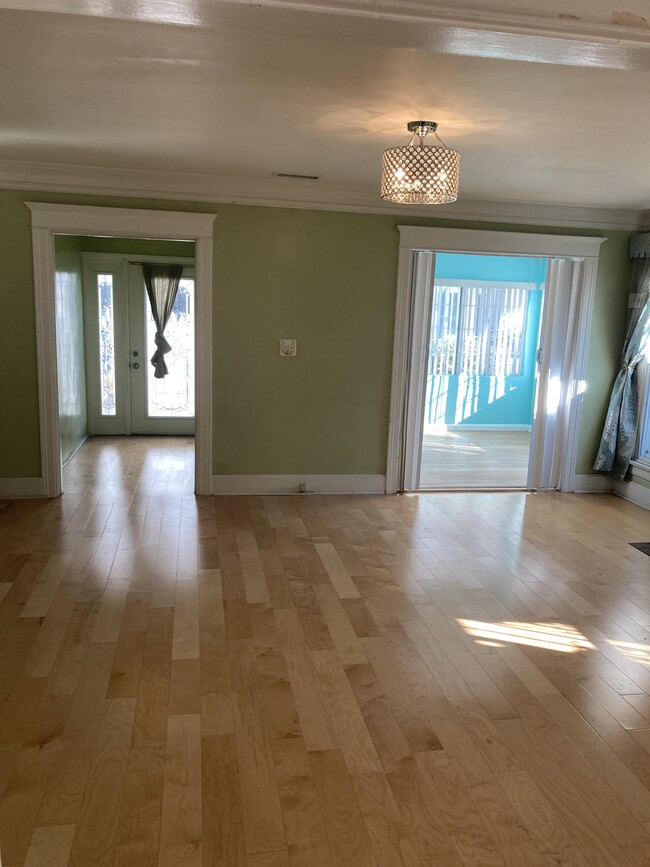 Living room/front entrance - 6412 Fountain Ave