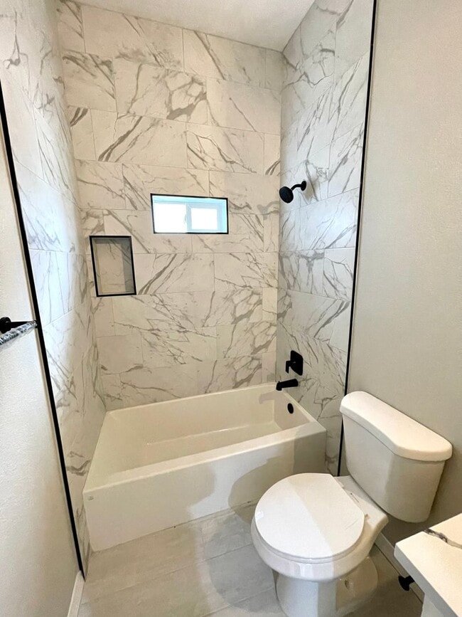 Building Photo - Beautiful 3 Bedroom Home on Desert Lakes Golf Course!