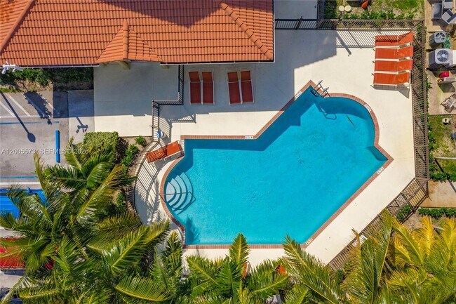 Building Photo - Northeast 8th Avenue, Miami Shores, FL 33138 - 2 BR 2 BA townhouse