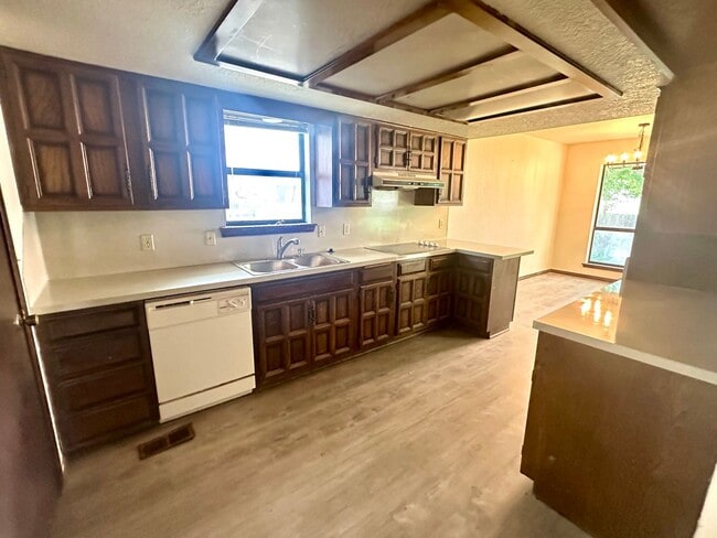Building Photo - Spacious 3 Bedroom, 2 Bath Home!  Don't Mi...