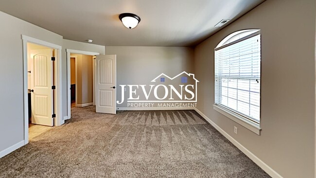 Building Photo - Spacious duplex with master bedroom, backy...