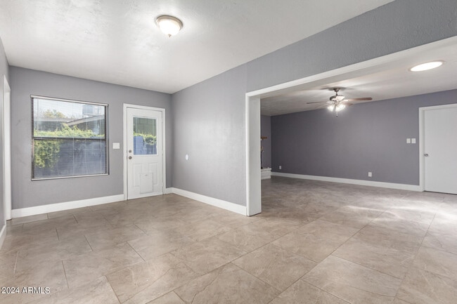 Building Photo - 2058 E Oxford Dr