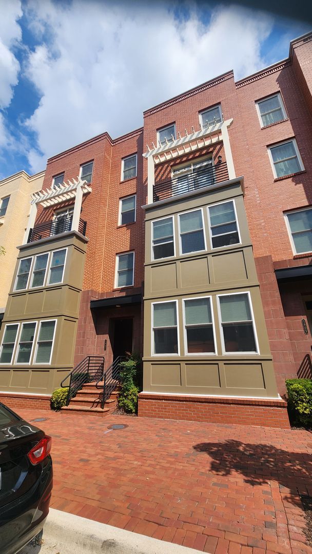 Building Photo - 3 BR Plus Den and Garage in Potomac Yard!