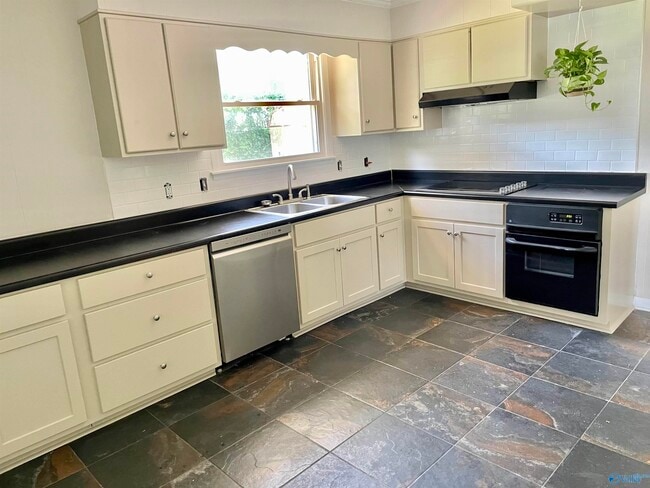 Building Photo - 304 Meadowbrook Dr SE