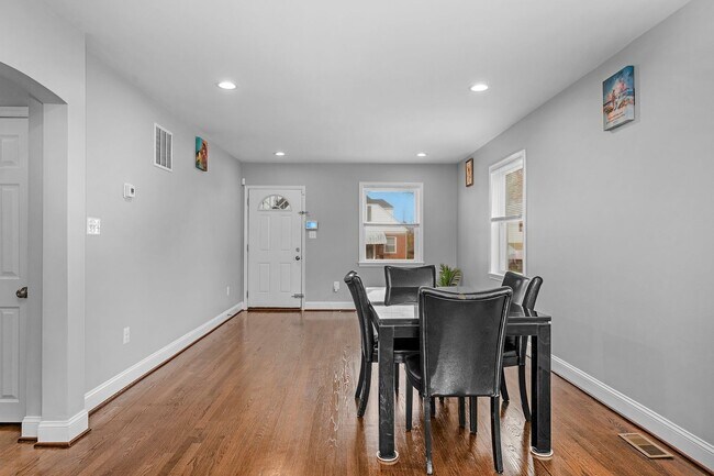 Building Photo - 4923 Lasalle Ave