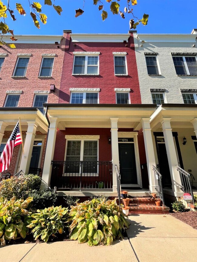 Building Photo - Lovely 3 BR/3.5 BA Townhome in Brookline!