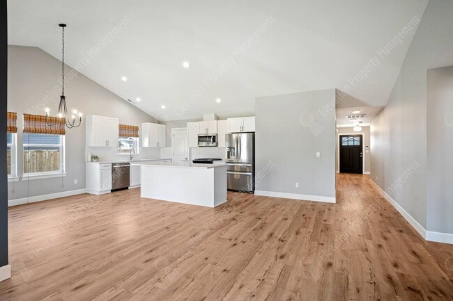 Building Photo - 3BR - 2BA Modern Living in a Quiet Cul-de-Sac