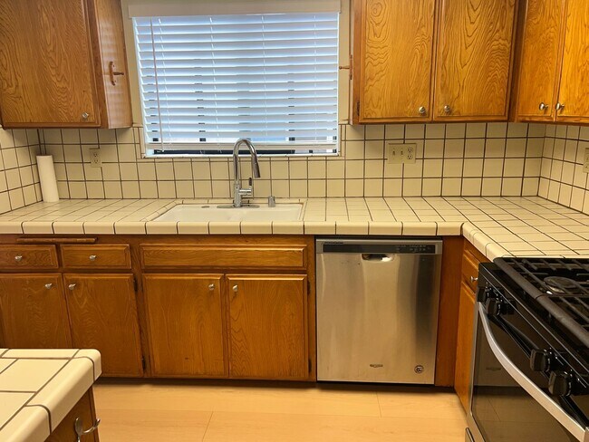 Building Photo - Grand Ave Barakat