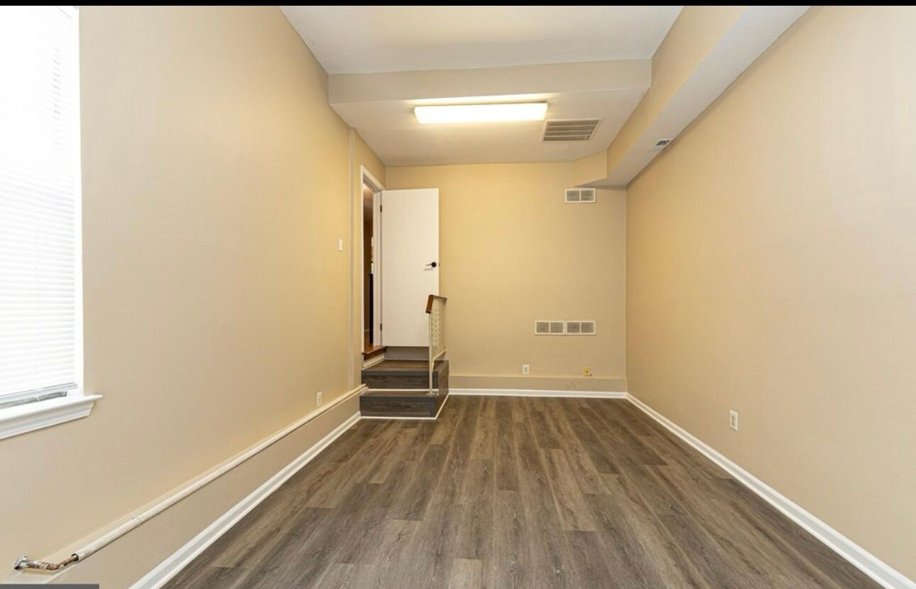 Building Photo - 8 Regent Ct