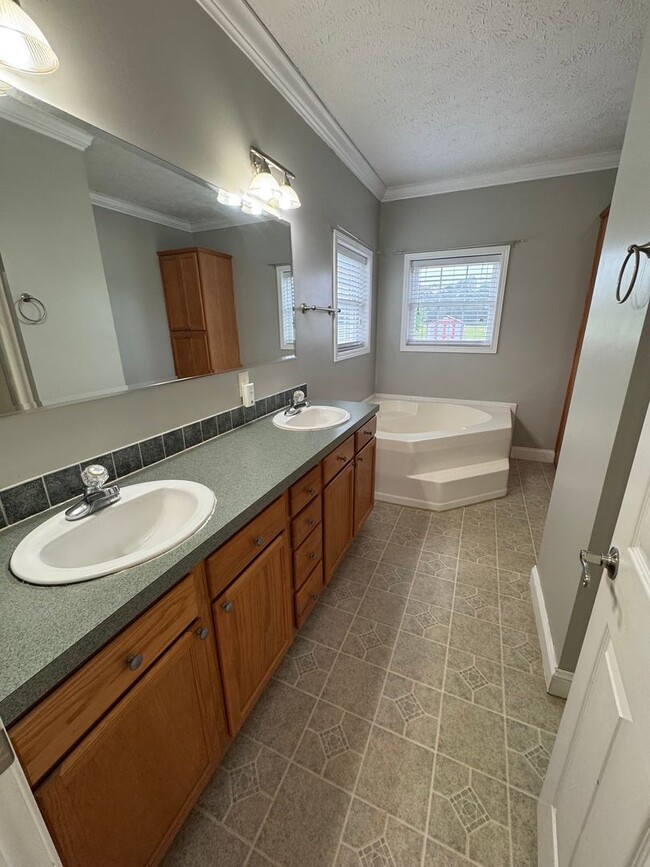 Building Photo - Charming 3 Bed, 2 Bath Home in Maiden – Pe...