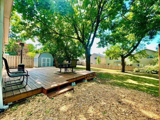 Building Photo - Spacious 3 Bedroom/2 Bath Home with generous fully fenced yard!