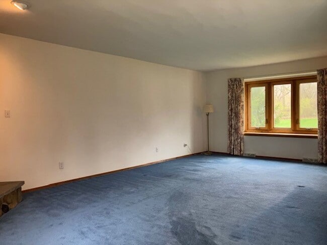 Building Photo - Spacious 4 bedroom, 2.5 Bath Two Story Home