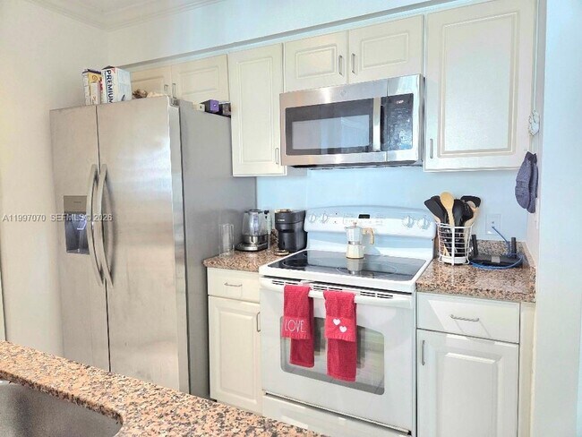 Building Photo - 1155 Brickell Bay Dr