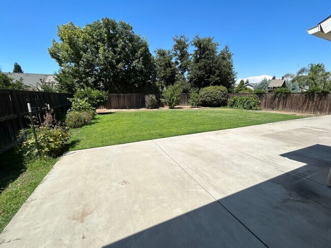 Building Photo - 5032 W Modoc Ave