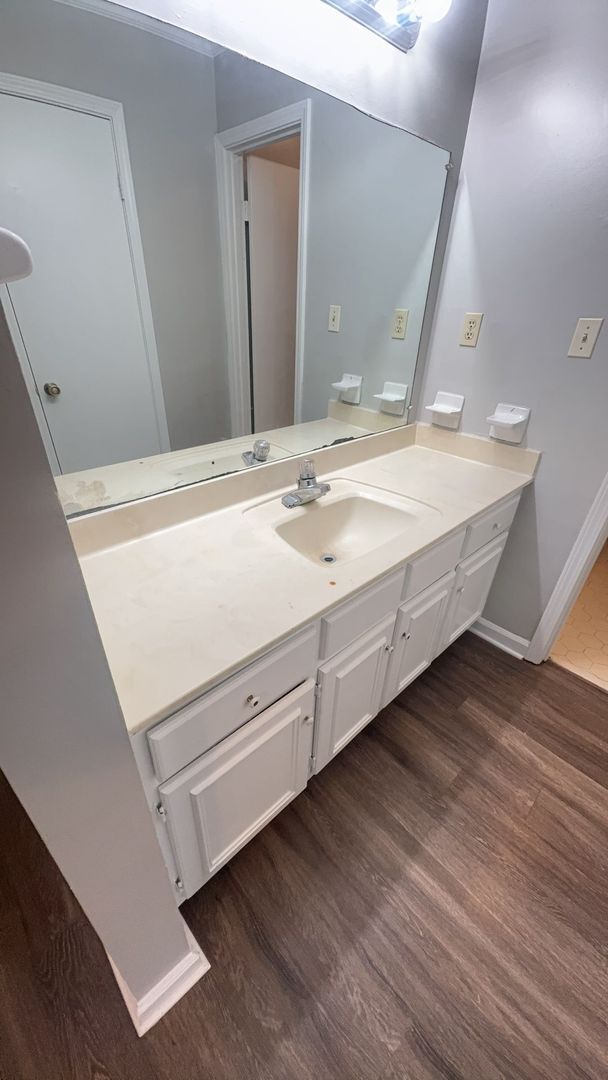 Building Photo - Charming 3 bedroom  / 2 bathroom home - Op...