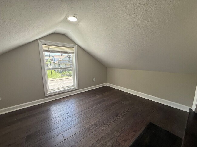 Building Photo - Adorable Home Available