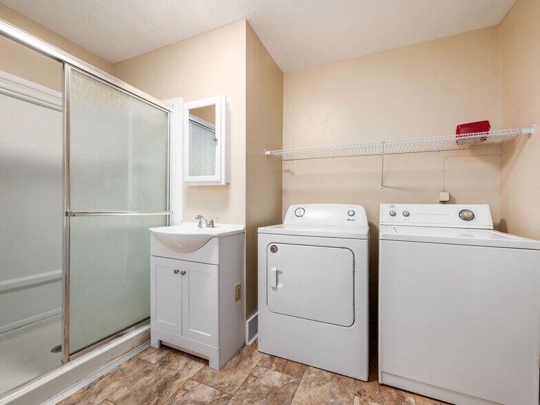 Building Photo - 1447 Hunter Ave