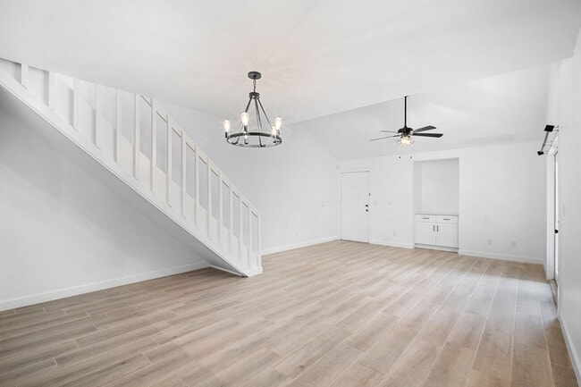 Building Photo - Well-maintained,2 bed 2 bath two-story condo located in Fort Myers