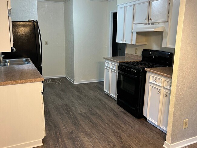 Building Photo - 818 Willow Dr