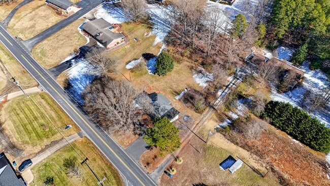 Building Photo - Fully Furnished Modern 3 bedroom Home!