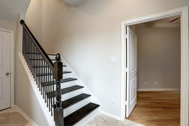 Building Photo - 2613 Waugh Dr