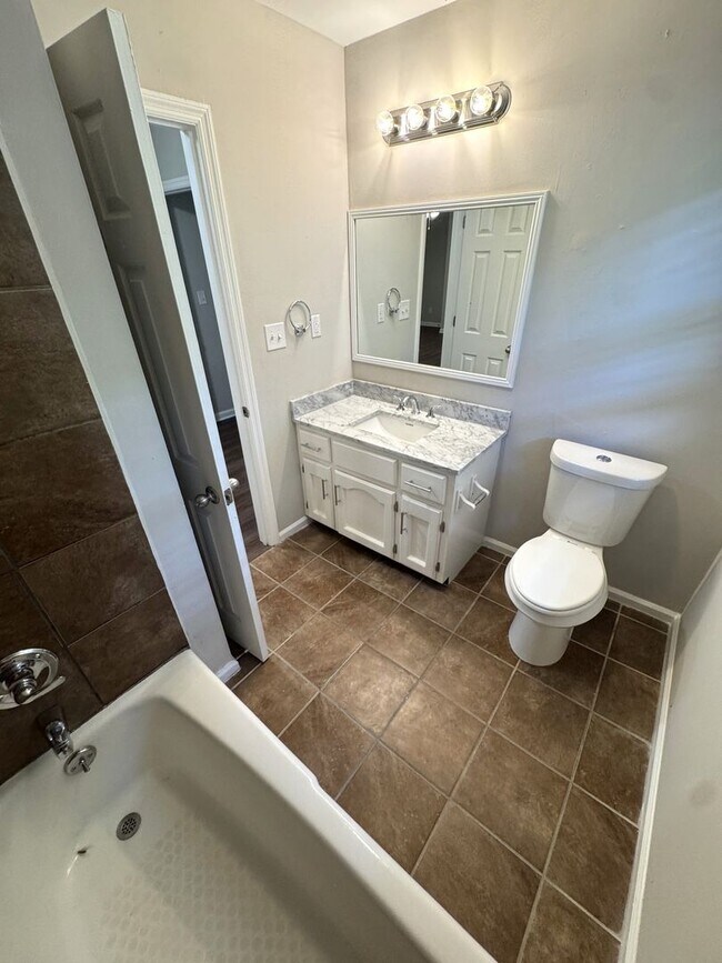 Building Photo - 620 Pinecrest Dr