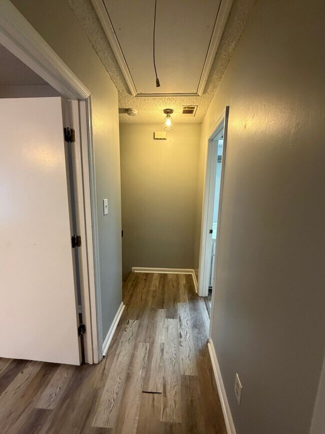 Building Photo - Hidden Lake Townhomes 2 Bedroom 1.5 Bathroom
