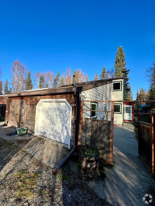 Building Photo - 2 Bedroom Duplex / Heat Included / Sorry n...