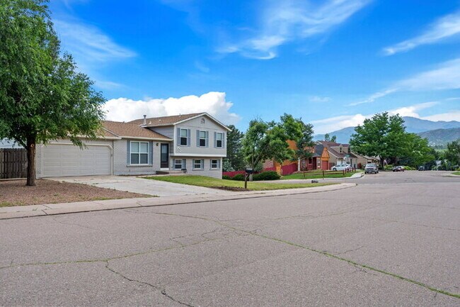 Building Photo - Stylishly Renovated 4-Bed Tri-Level in Roc...