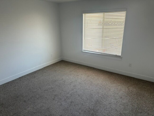 Building Photo - Beautiful town home for rent.