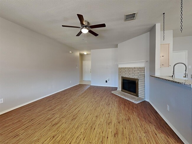 Building Photo - Freshly Updated, Move-In Ready, and Waiting for You!
