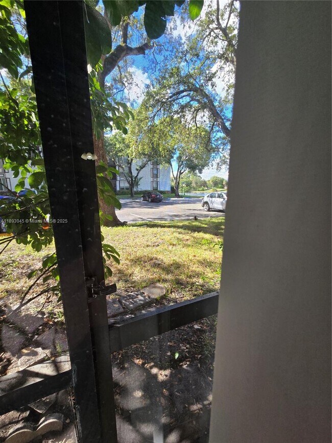 Building Photo - 3730 Inverrary Dr