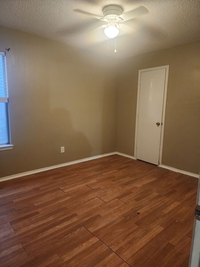 Building Photo - Quiet and Cozy 2 Story Home