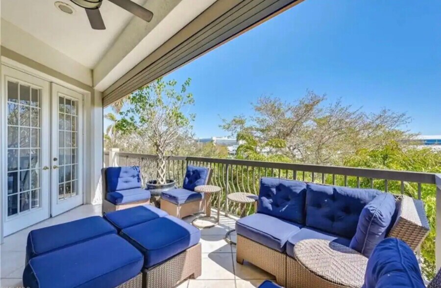 Balcony with tree house view - 705 10th St S
