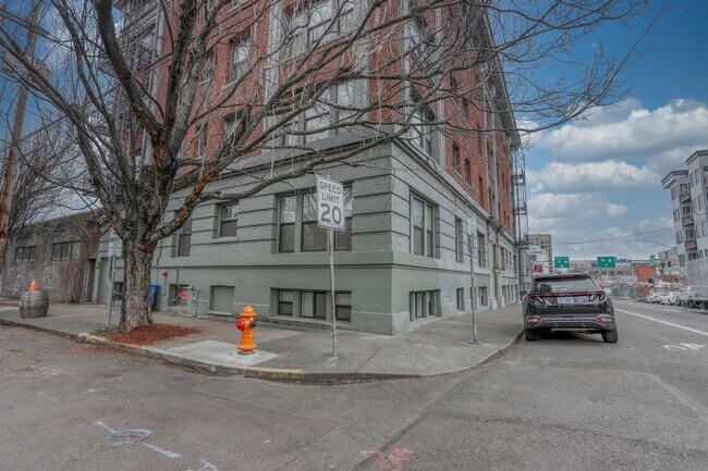 Building Photo - Charming Vintage Studio in NW Portland nea...