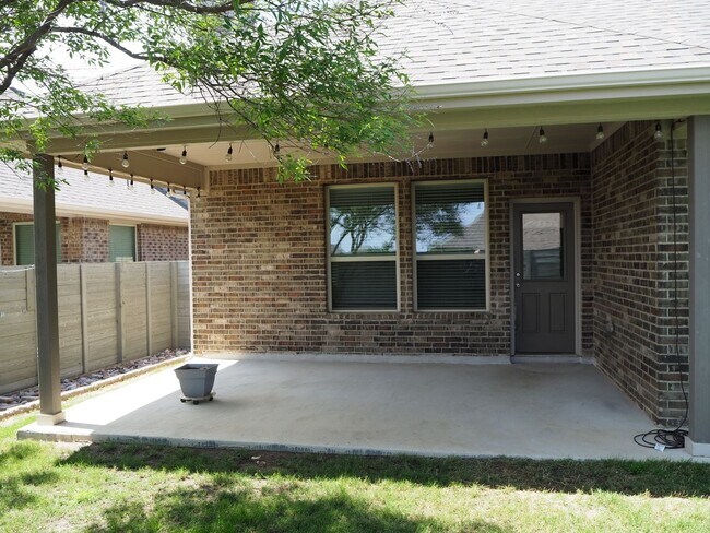 Building Photo - 812 Dove Cv