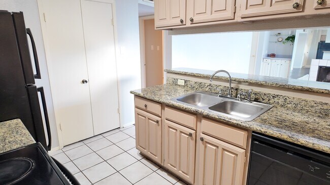 Building Photo - 8020 Braesmain Dr