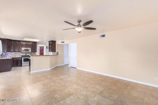 Building Photo - 1005 S Tiago Dr