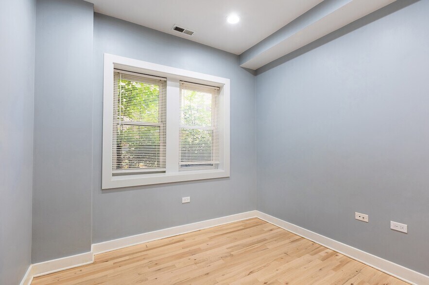 Building Photo - 1430 N Maplewood Ave