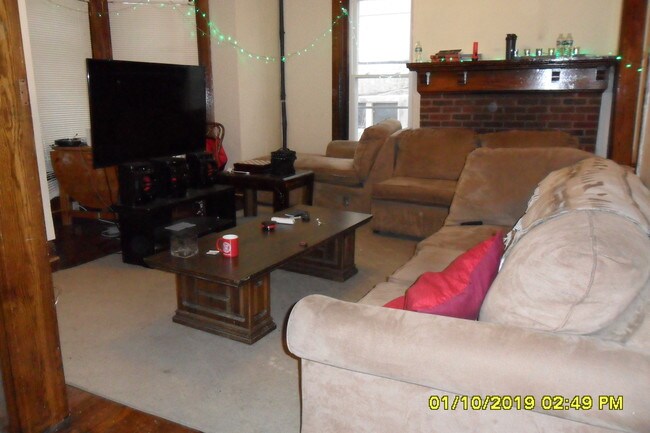 Large Living Room - 523 E State St